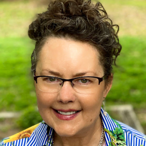 Julia Gardner Photo 13
