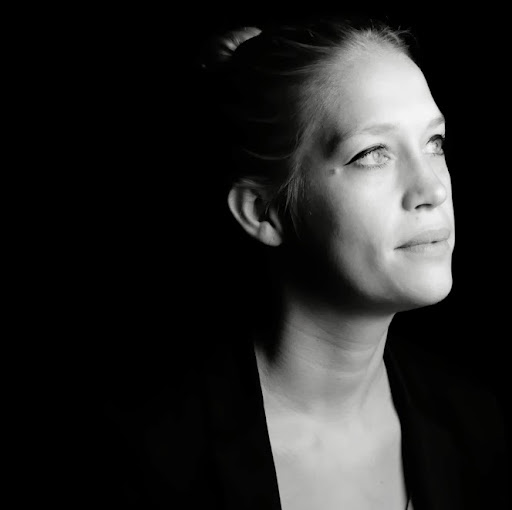 Laura Roth Photo 34