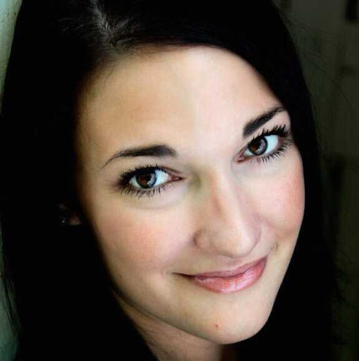 Elizabeth Leone Photo 33