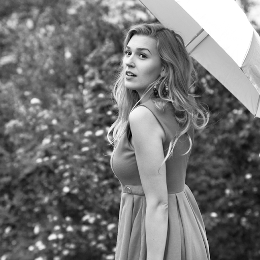 Laura Stark Photo 28