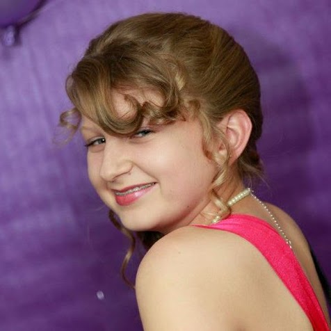 Jessica Hutchinson Photo 39