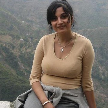 Rashi Ahuja Photo 13