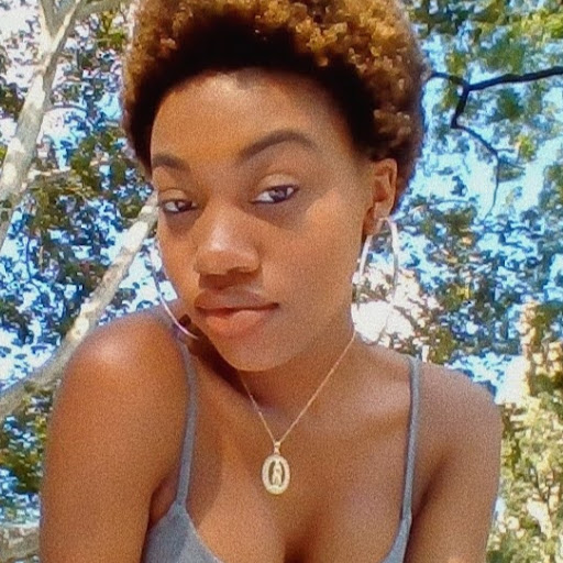 Hannah Simmons Photo 27