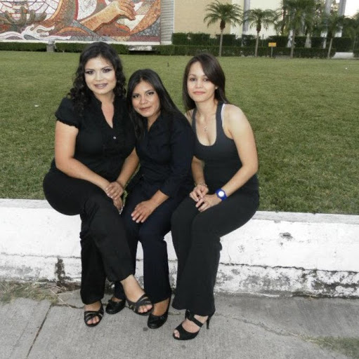 Reyna Santiago Photo 21