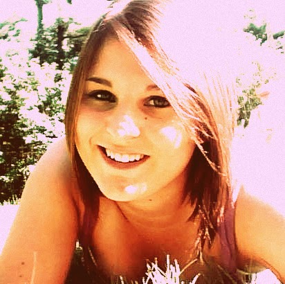Sarah Sutherland Photo 11