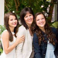 Elizabeth Lutz Photo 41