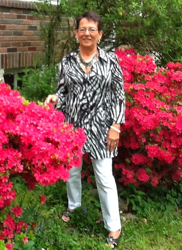 Elaine Luther Photo 15