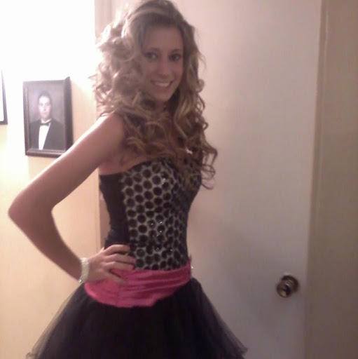 Chelsey Hutchison Photo 2