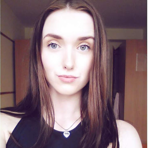 Laura Button Photo 22