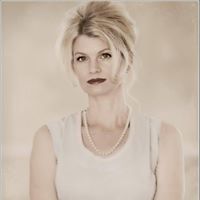 Sarah Emery Photo 13