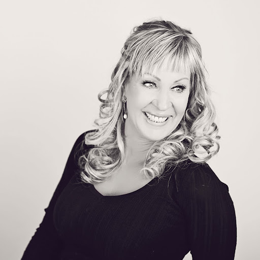 Lori Houston Photo 26