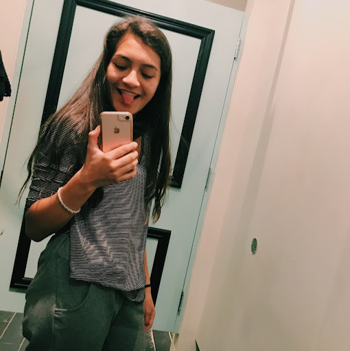 Nicole Paredes Photo 15