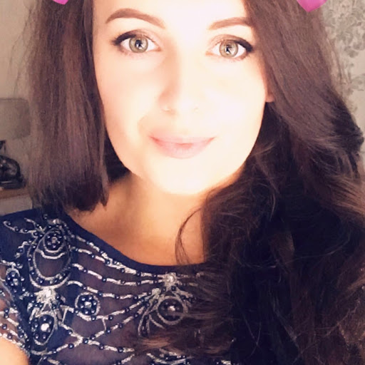 Laura Mann Photo 18