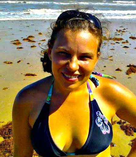 Julia Hand Photo 20