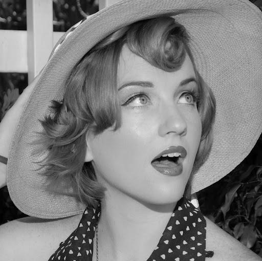 Emily Taylor Photo 38